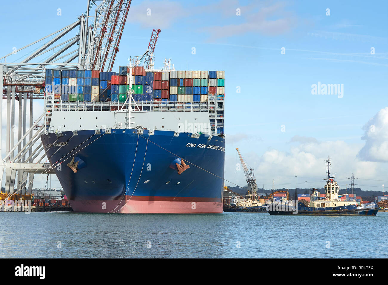 Il contenitore Ultra-Large Nave, CMA CGM Antoine de Saint Exupery, uscire il Southampton Container Terminal, Hampshire, Regno Unito. Il 19 febbraio 2019. Foto Stock