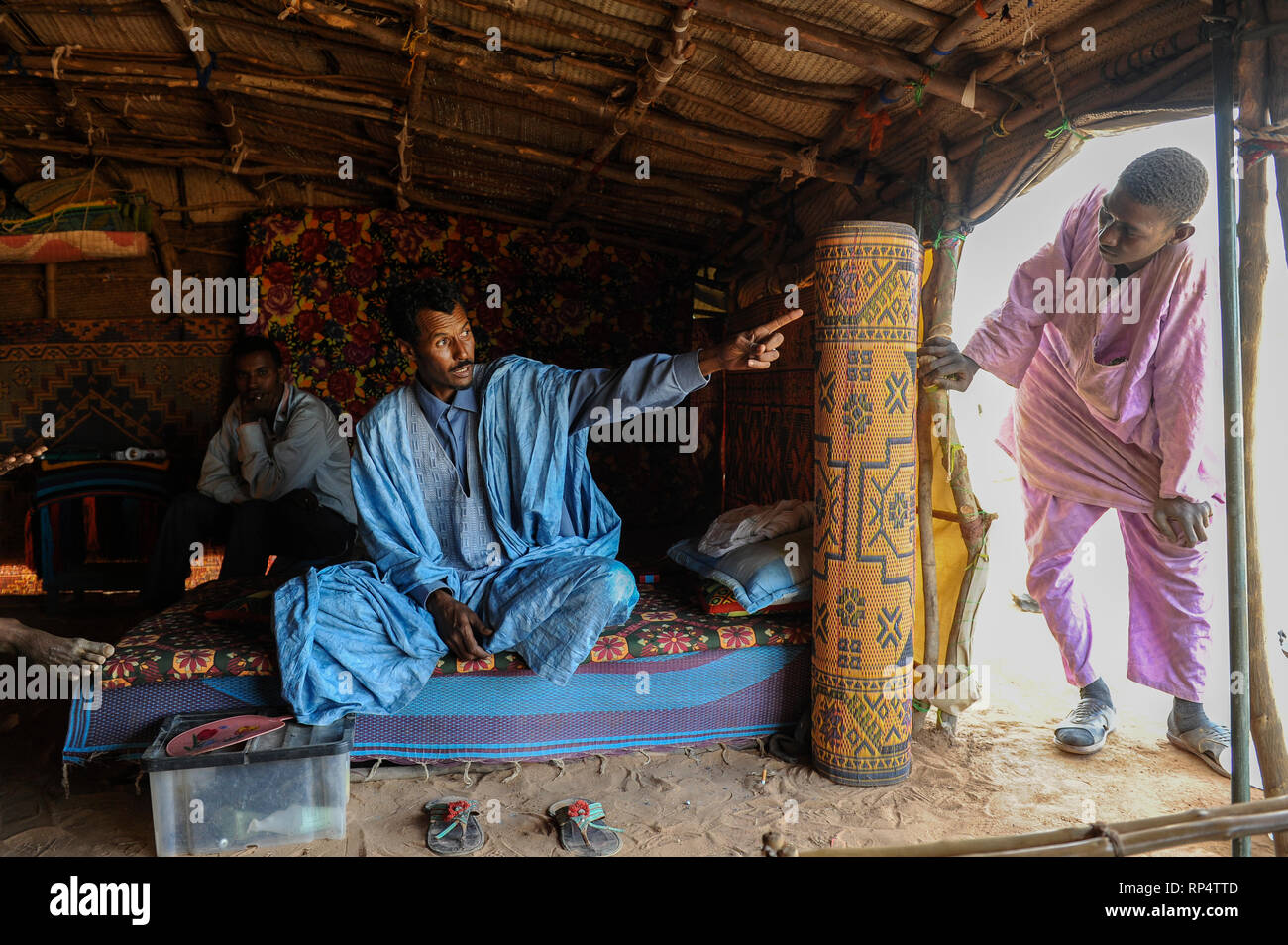 Il BURKINA FASO Djibo, maliano rifugiati, la maggior parte dei Tuareg, in un campo di rifugiati Mentao dell UNHCR, essi sono fuggiti a causa della guerra e del terrore islamico nel nord del Mali , il Tuareg master da Tombouctou istruire il suo africano nero servo, usura tradizionale Boubou dal tessuto damascato Foto Stock