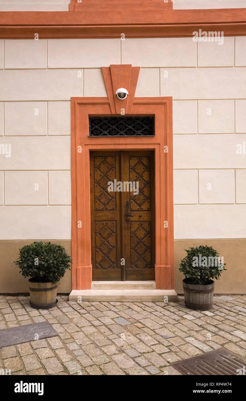 Porta in legno che conduce su un edificio nel Castello di Praga district, Praga, Repubblica Ceca Foto Stock