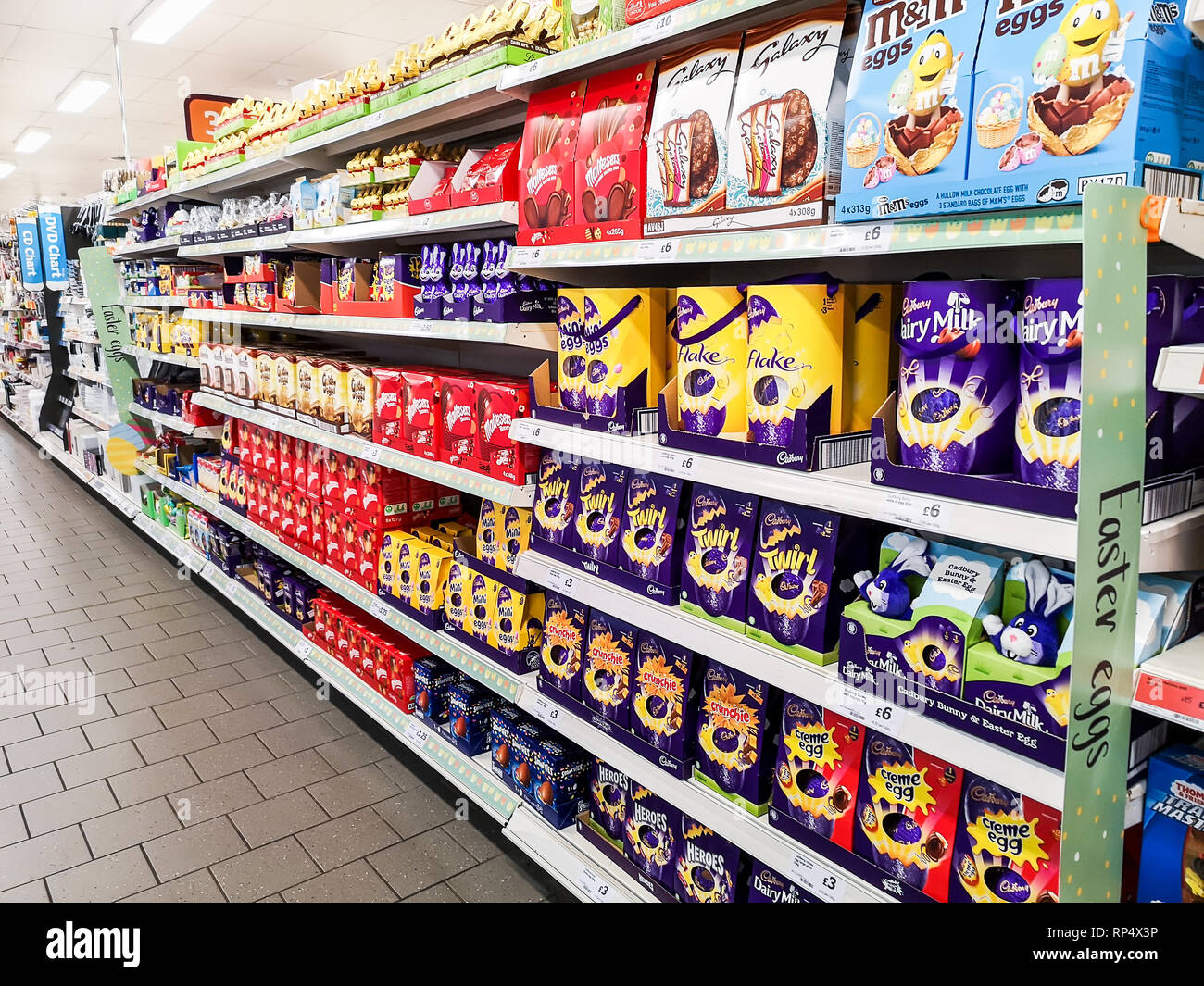 Manchester, Regno Unito - Febbraio 18th, 2019: Selezione di differenti uova di pasqua di cioccolato su scaffali in un negozio a negozio prima le vacanze di Pasqua. Foto Stock