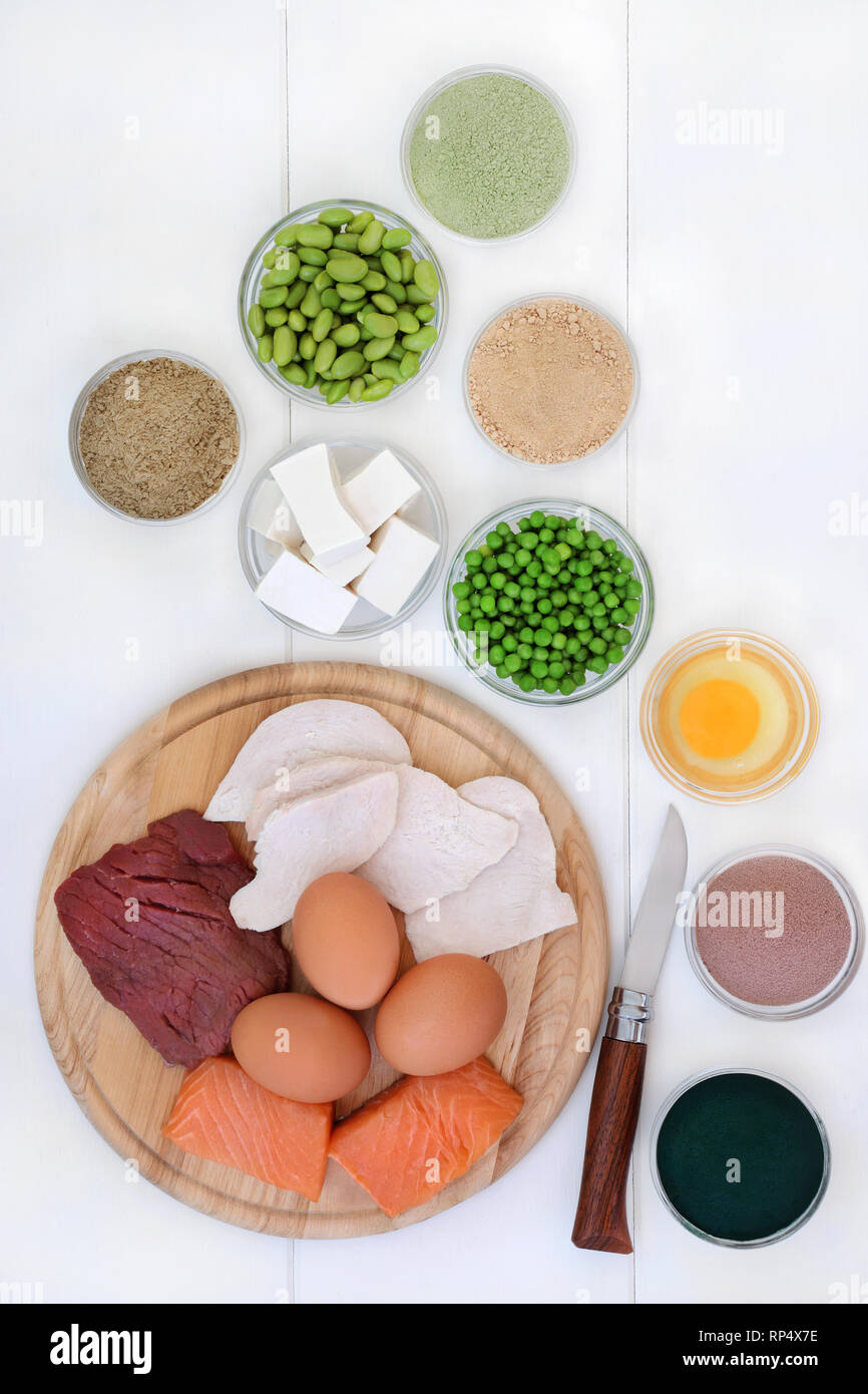 Cibo sano ad alto contenuto di proteine con carne, pesce, latticini, soia latticini, verdure e integrare le polveri. Foto Stock