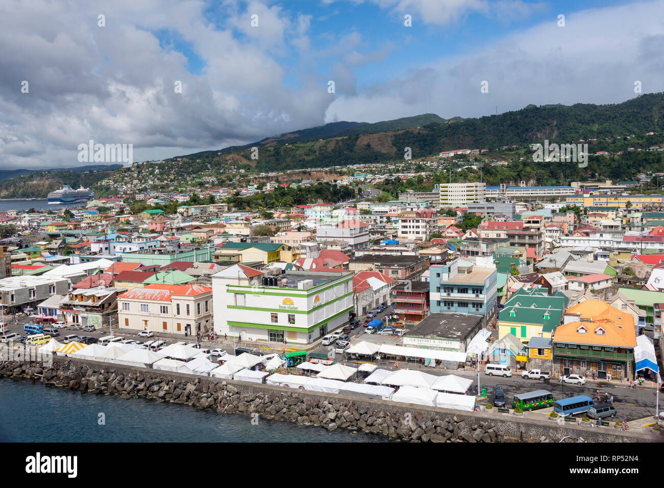 Vista della città dalla nave da crociera, Roseau, Dominica, Piccole Antille, dei Caraibi Foto Stock