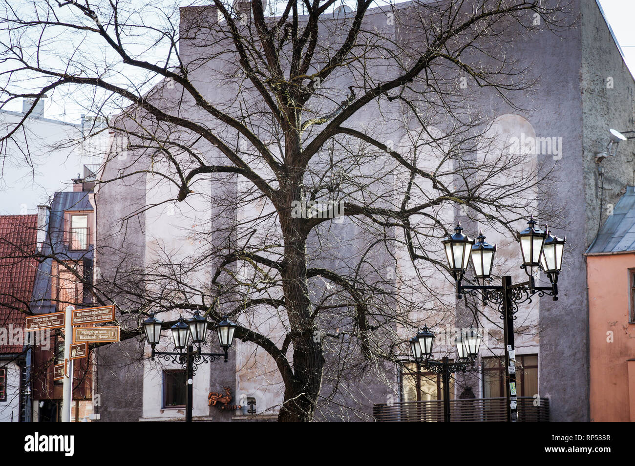 Lato della chiesa di San Pietro crogiolarsi in inverno luminoso. La luce del mattino - Riga, Lettonia Foto Stock