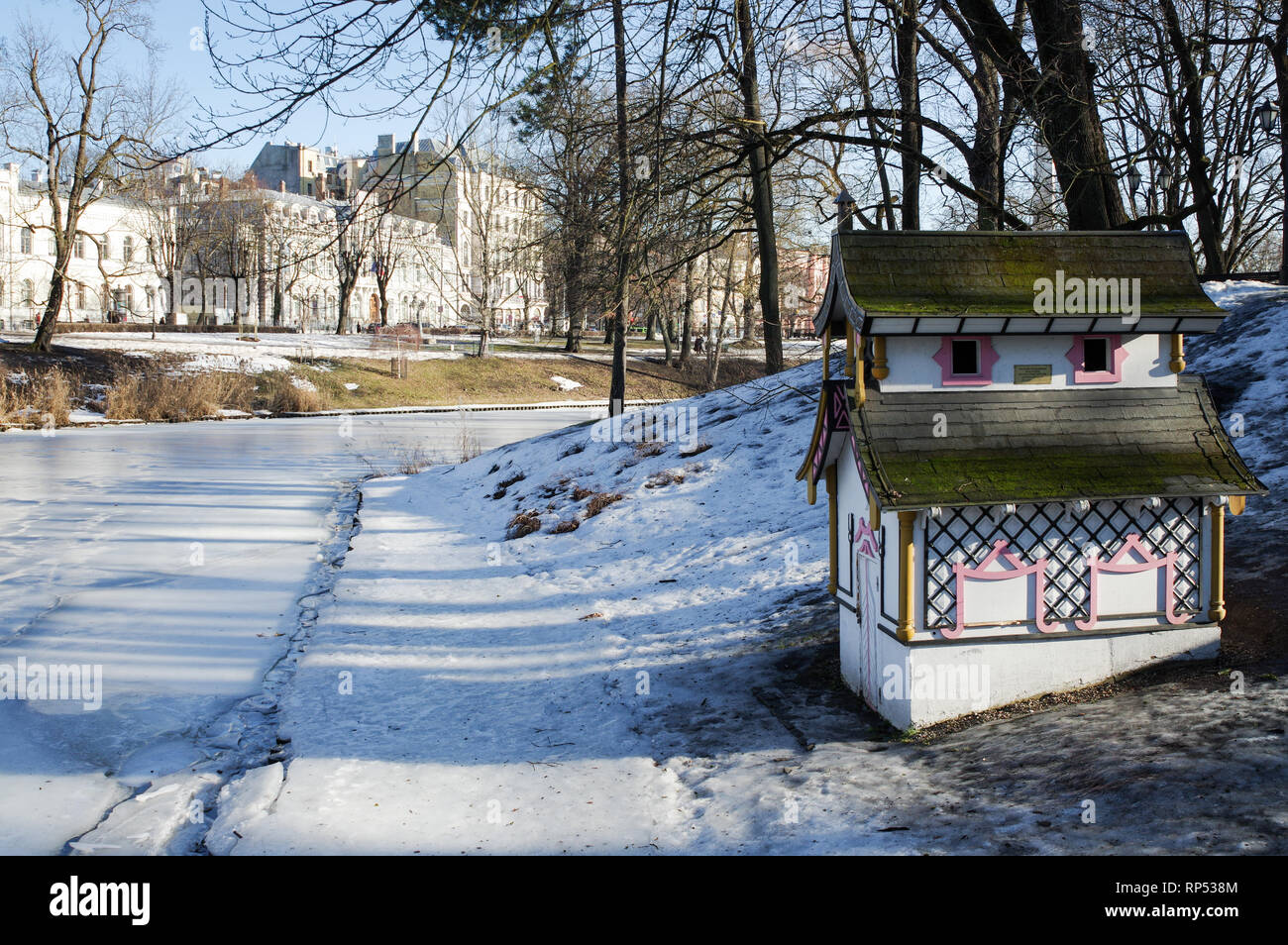 Swan House in Bastion Hill park (Bastejkalns) nel centro di Riga, Lettonia Foto Stock