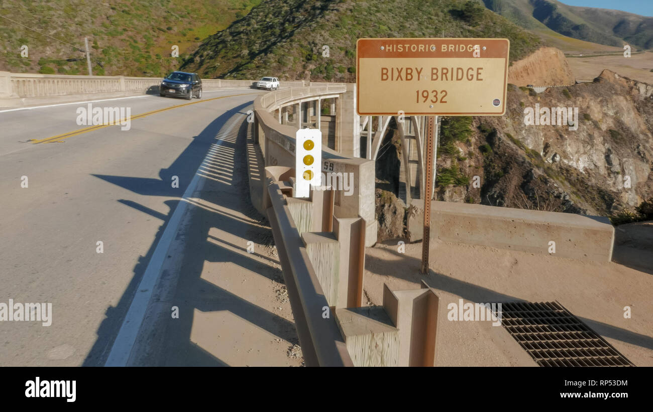 Colpo di bixby ponte sulla autostrada 1 lungo la costa della California Foto Stock