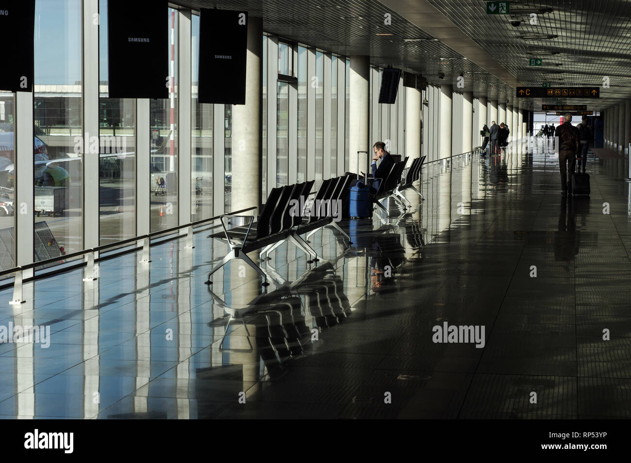 Soleggiato all'interno di terminal aeroporto di Riga in Lettonia Foto Stock