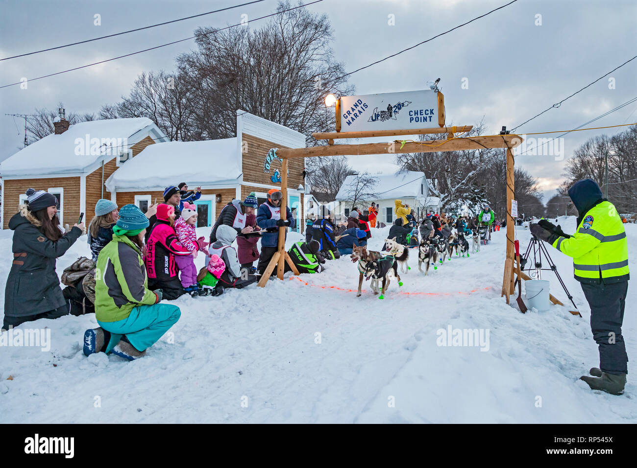 Grand Marais, Michigan - Dogsled racer Erin Redington arriva al giro di boa di fino 200, un annuale 238 Miglia Race dalla Marquette, Michigan per Foto Stock