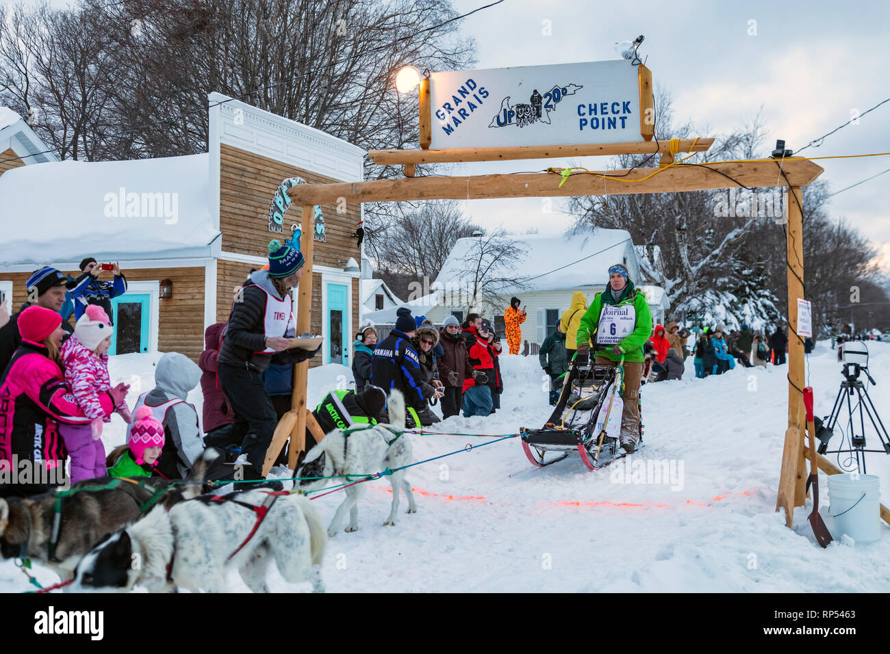 Grand Marais, Michigan - Dogsled racer Erin Redington arriva al giro di boa di fino 200, un annuale 238 Miglia Race dalla Marquette, Michigan per Foto Stock