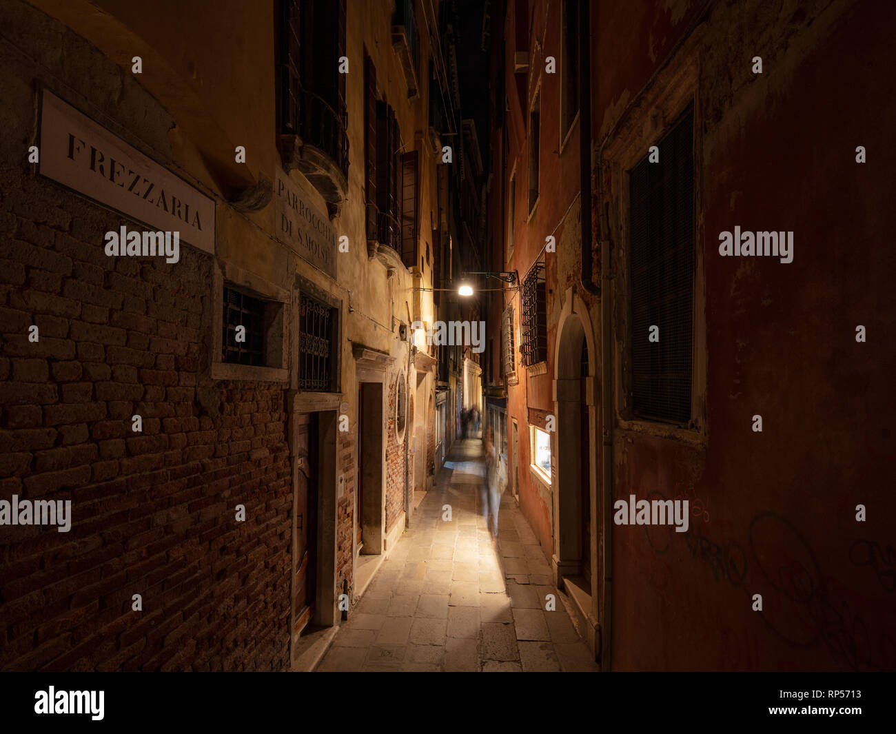 Uno di Venezia il grande po' vicoletto è una cosa fantastica per fotografare. Foto Stock