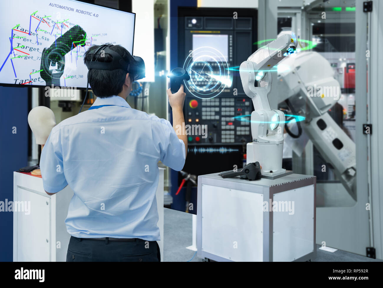 Vendita engineer test di realtà virtuale di occhiali 3D scan con joystick di programmazione robot automatizzati industria in smart factory, tecnologia 4.0 concetto Foto Stock