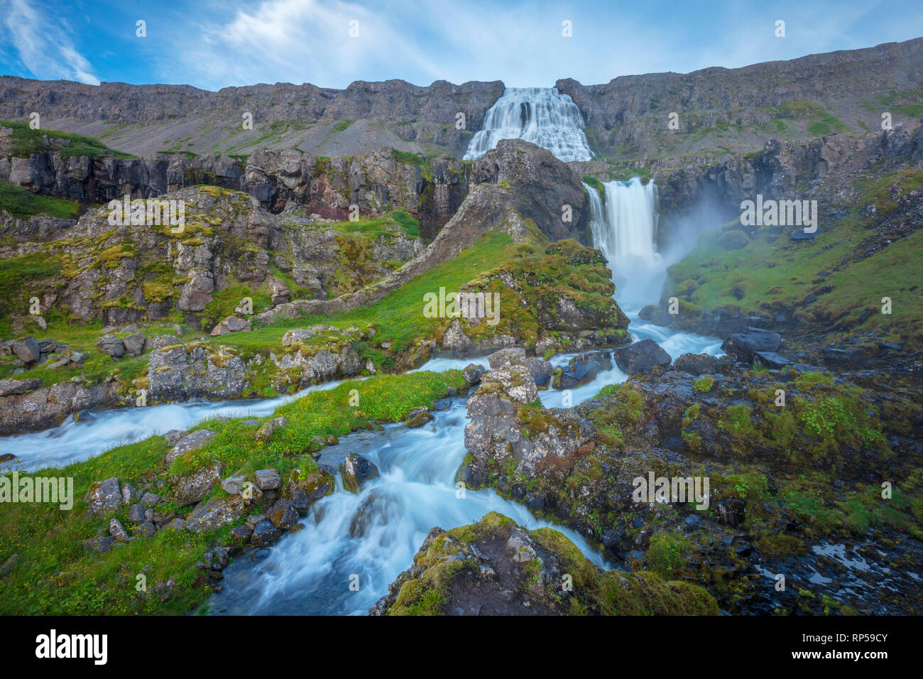 Il fiume Dynjandisa immerge attraverso le molteplici cascate della cascata Dynjandi. Westfjords, Islanda. Foto Stock