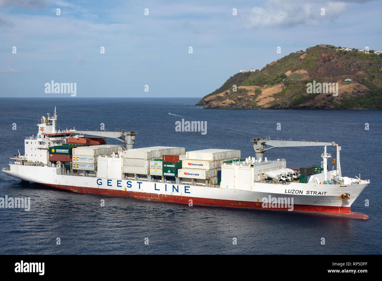 Geest Line Luzon stretto contenitore nave che entra in porto a Kingston, Saint Vincent e Grenadine, Piccole Antille, dei Caraibi Foto Stock