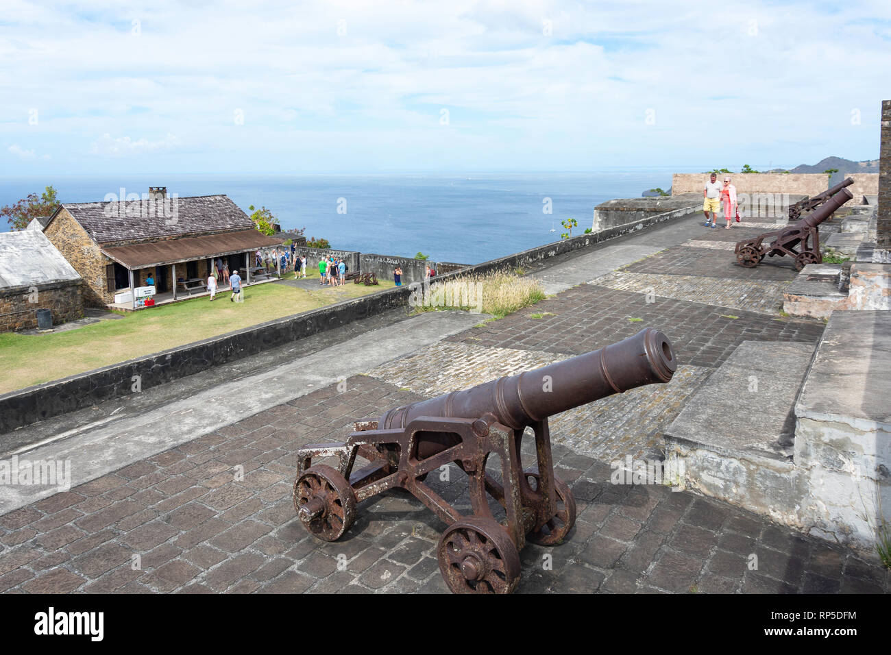 Colonial cannoni sui bastioni, Fort Charlotte, Berkshire Hill, Kingston, Saint Vincent e Grenadine, Piccole Antille, dei Caraibi Foto Stock