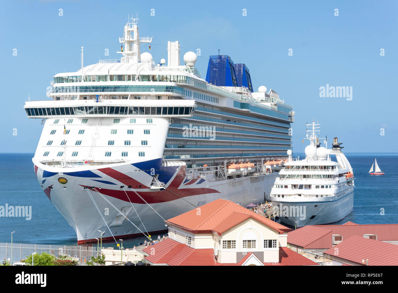 P&O "Britannia' e Wndstar 'Star orgoglio' navi da crociera ormeggiata in St.George's, Grenada, Piccole Antille, dei Caraibi Foto Stock