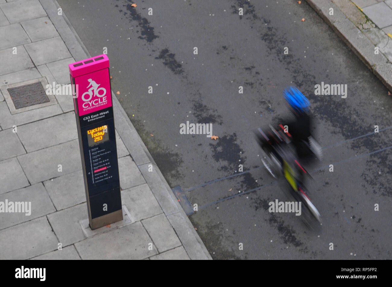 I ciclisti percorrono la pista ciclabile della Cycle SuperHighway su Victoria Embankment. Foto Stock