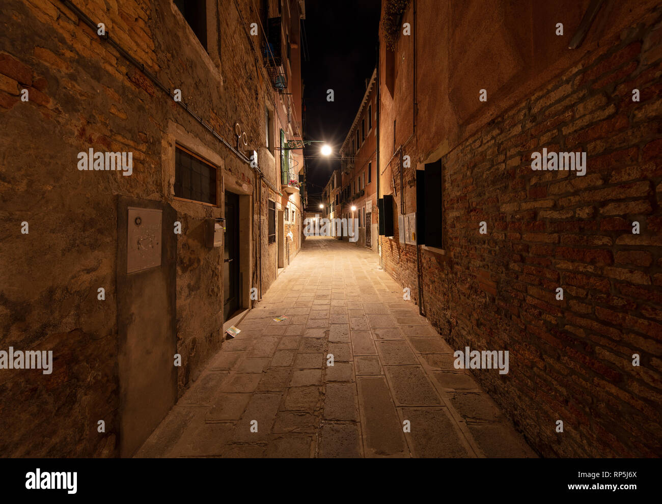 Girovagando intorno a Venezia per la sera troverete molte strade sorprendenti scene come questa. Foto Stock