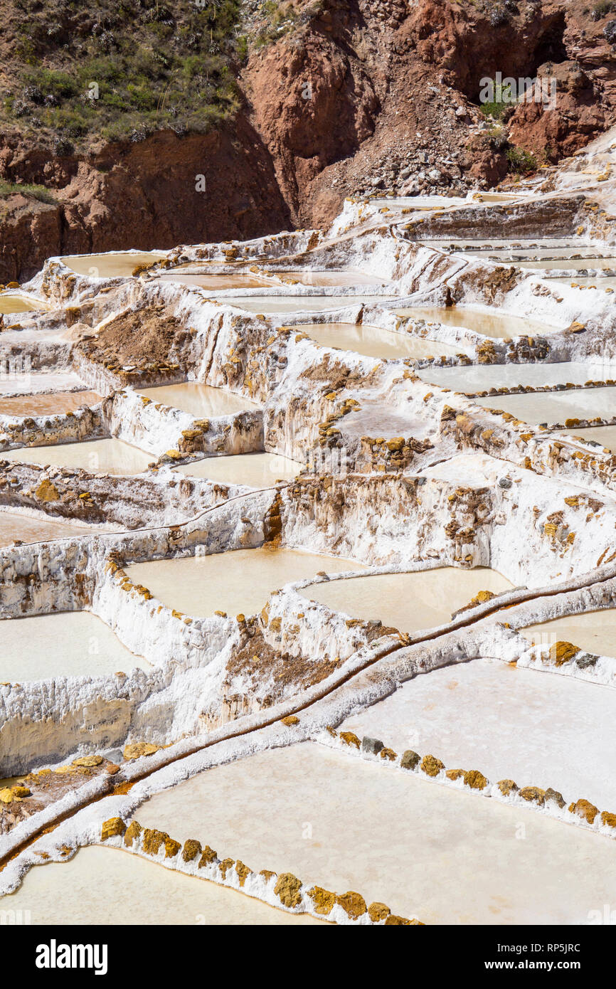 Maras miniere di sale sulla collina nella montagnosa regione di Cuzco del Perù. Foto Stock