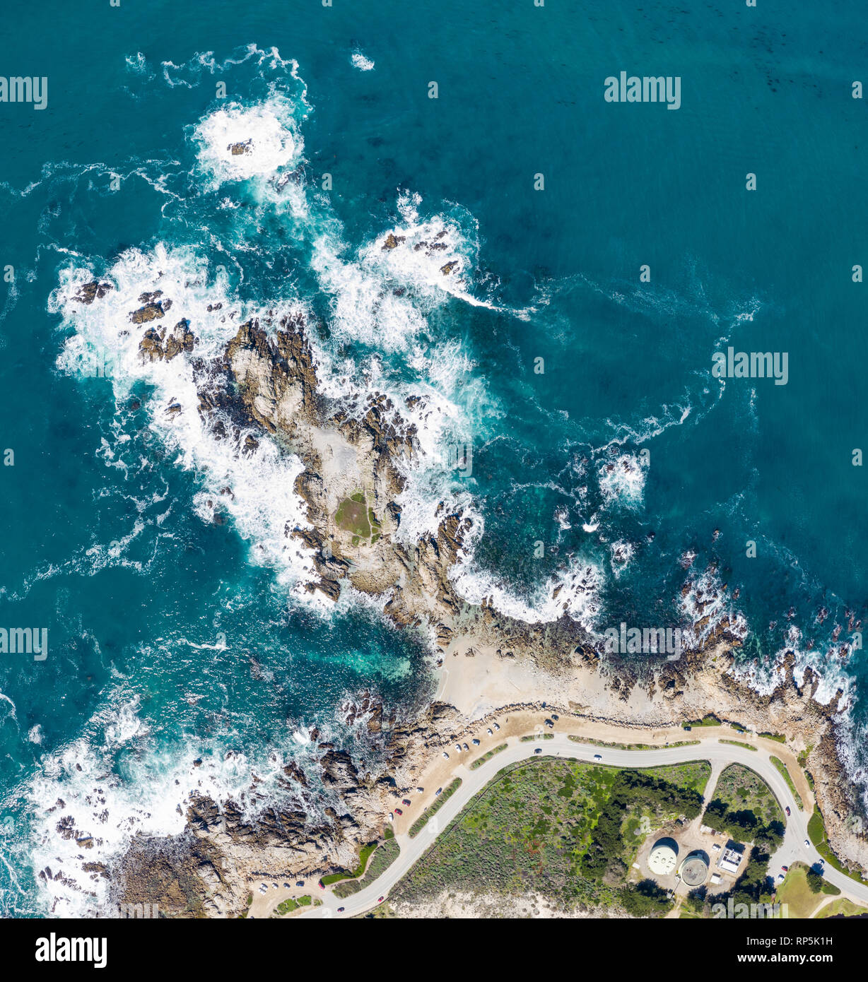 Vista aerea del freddo delle acque dell'Oceano Pacifico il lavaggio contro la costa rocciosa di Monterey in California. Foto Stock