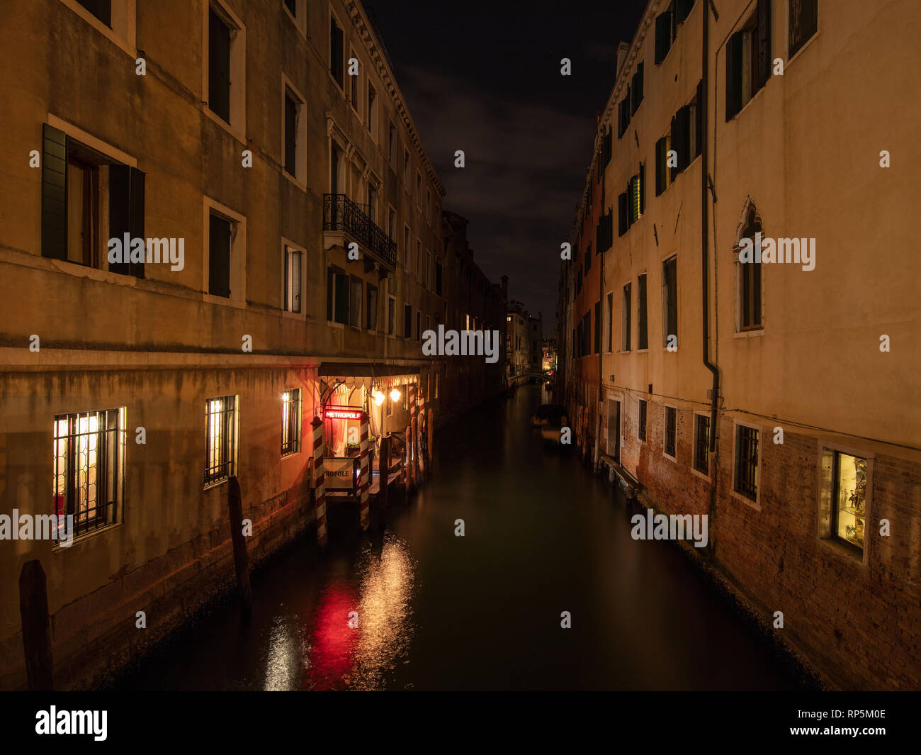 Uno dei venice grande canali con l'Hotel Metropole Venezia pronto ad accogliere i suoi ospiti. Foto Stock