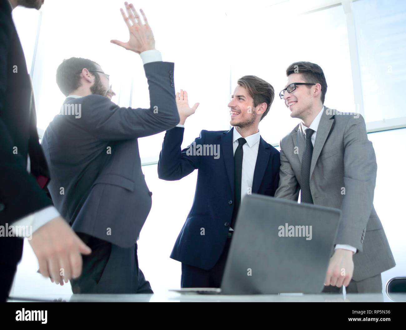 Felice i colleghi dando a ogni altro un alto cinque Foto Stock