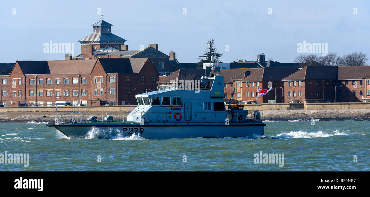 HMS Blazer - P279 - Archer classe motovedetta della British Royal Navy, lasciando il porto di Portsmouth, Portsmouth, Hampshire, Inghilterra, Regno Unito Foto Stock