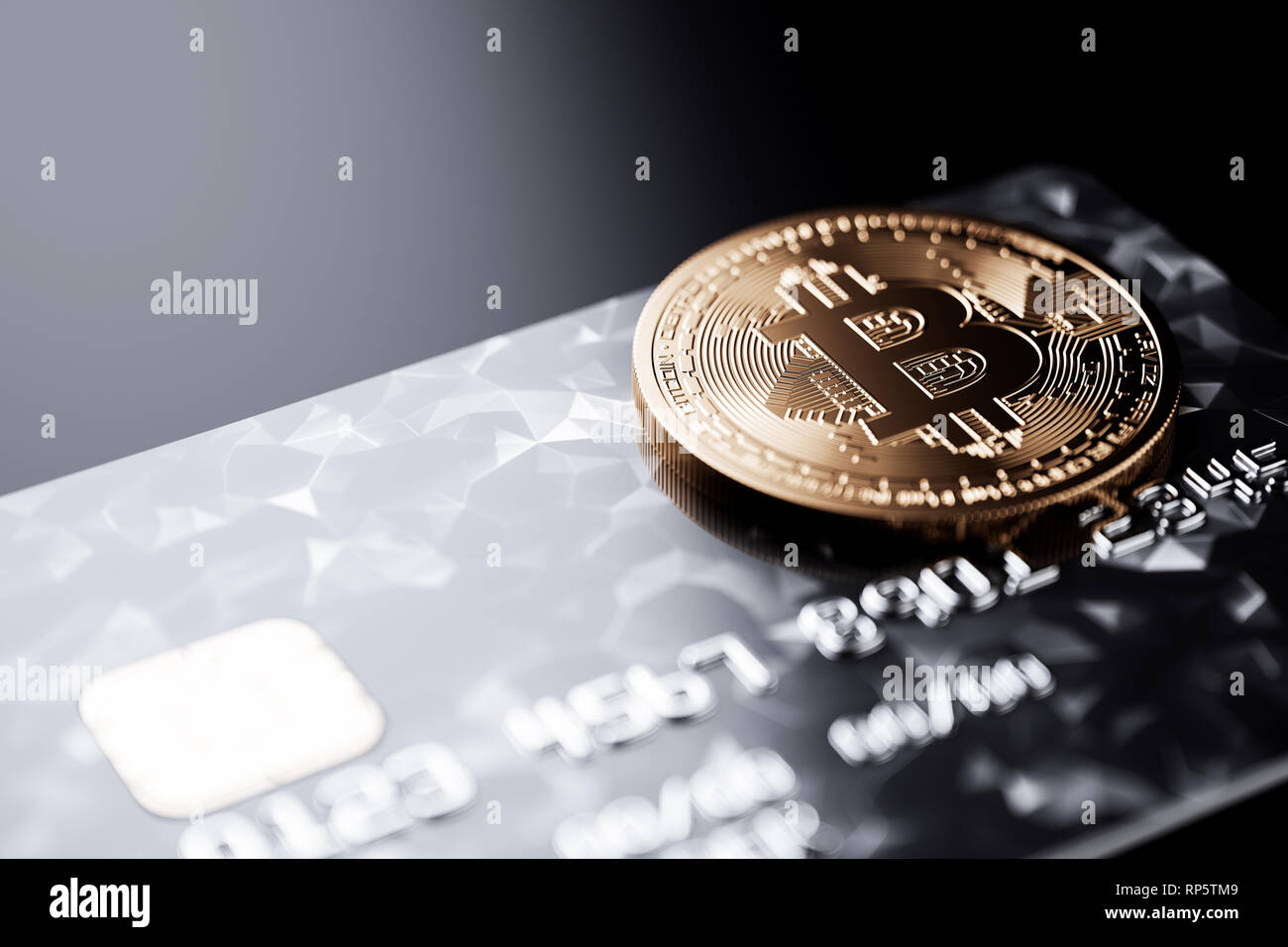 Bitcoin con carta di credito su nero sfondo tabella. Cryptocurrency accettando per il concetto di pagamento. Compra bitcoins online tramite carta di credito o di debito. 3d r Foto Stock