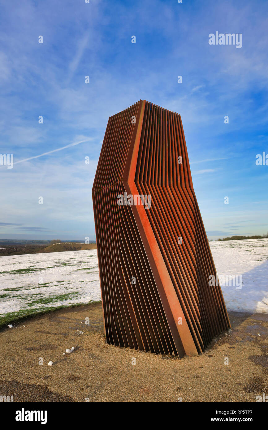 In acciaio Corten acciaio resistenza agli agenti atmosferici di astratta monolito metallico scultura in Dunstable Downs, Bedfordshire, England, Regno Unito Foto Stock