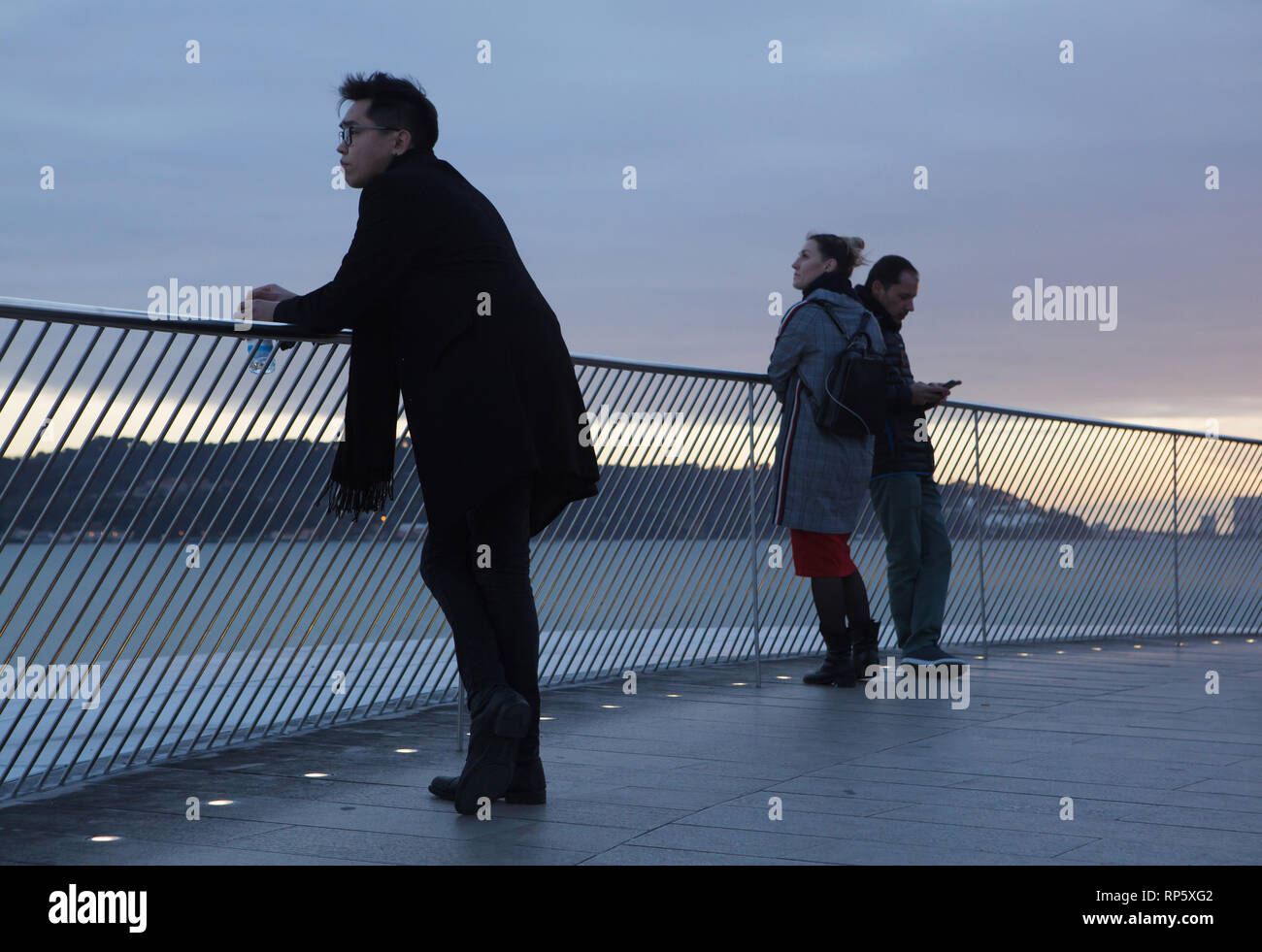 Persone Godetevi il tramonto sulla terrazza sul tetto del Museo di Arte, Architettura e Tecnologia (Maat) progettata dall'architetto britannico Amanda Levete (2016) sulla banca del fiume Tago nel quartiere Belém a Lisbona, Portogallo. Foto Stock
