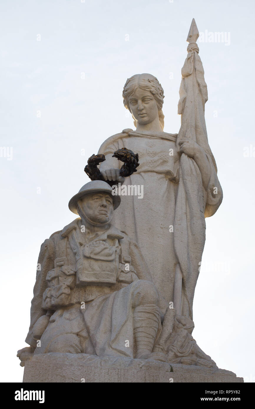 Monumento ai caduti portoghese durante la Prima guerra mondiale progettato da scultore portoghese Maximiliano Alves (1931) in Avenida da Liberdade a Lisbona, Portogallo. Foto Stock