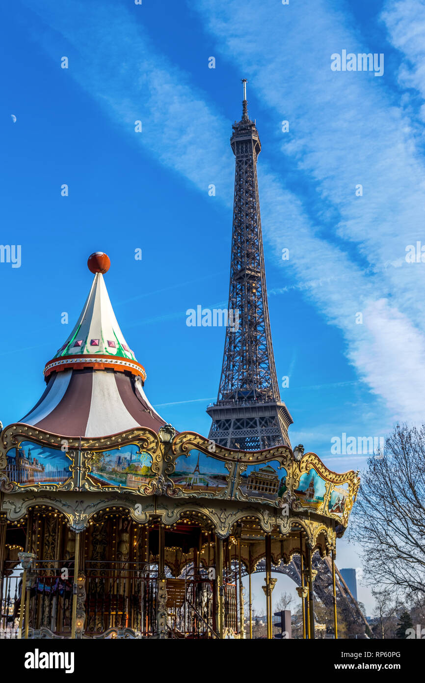 La torre Eiffel e la giostra a Parigi Foto Stock