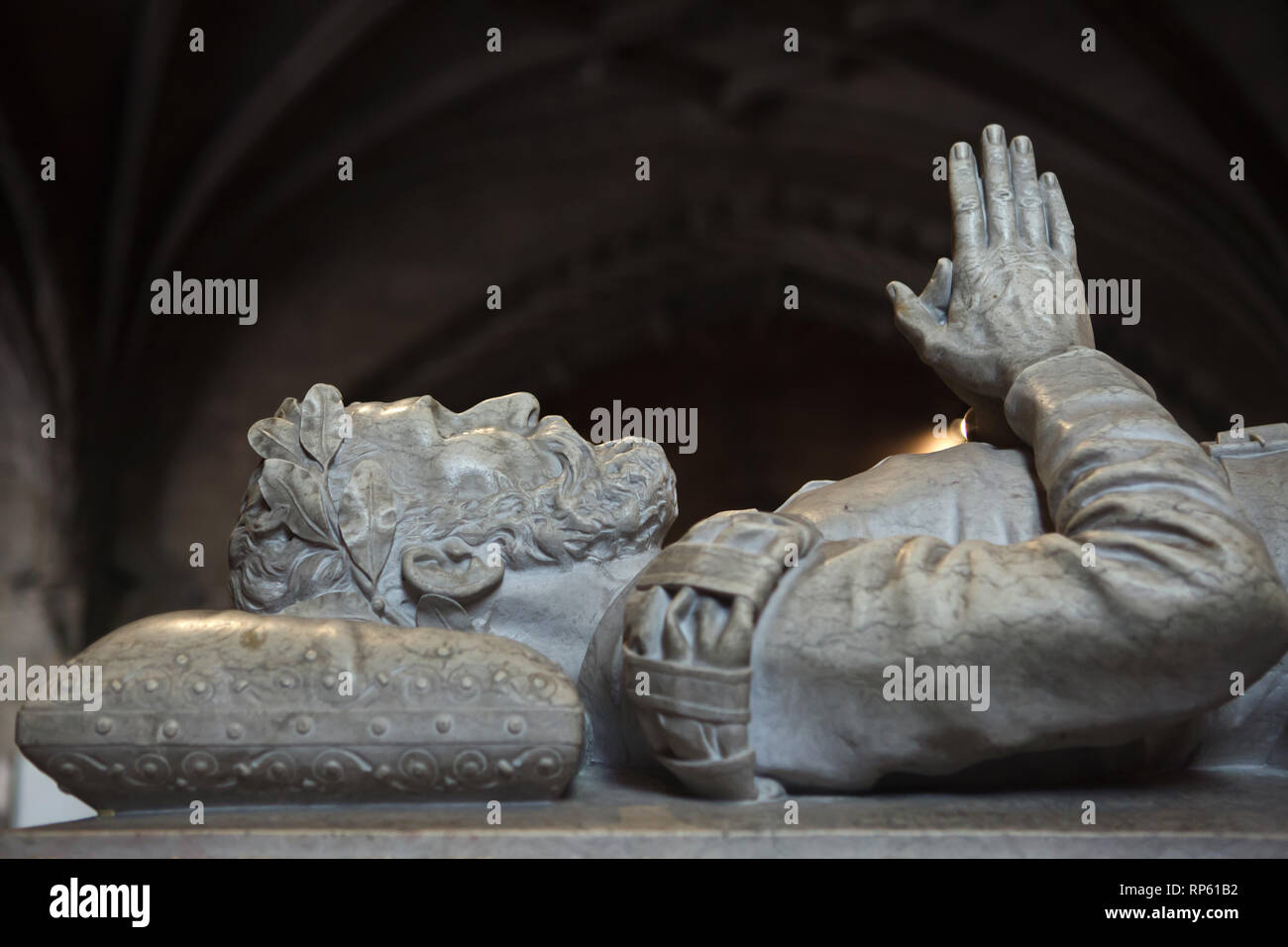Tomba del poeta portoghese Luís Vaz de Camões nella chiesa di Santa Maria de Belém (Igreja de Santa Maria de Belém) del Monastero dos Jerónimos (Mosteiro dos Jerónimos) nel quartiere Belém a Lisbona, Portogallo. L'oggetto contrassegnato per la rimozione definitiva progettato da scultore portoghese Costa Motta (OIT) in neo-stile manuelino è stata eseguita nel 1894. Foto Stock