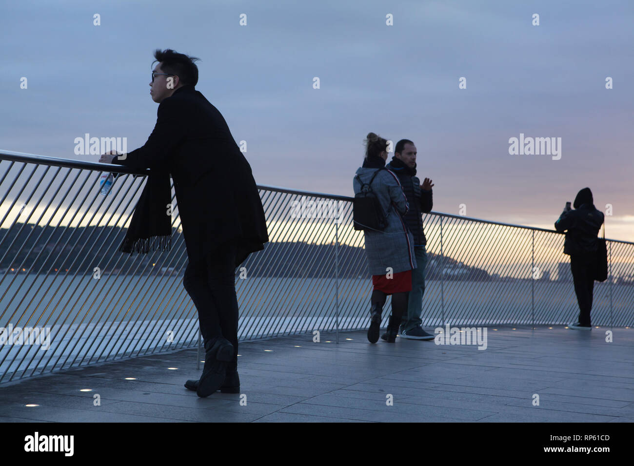 Persone Godetevi il tramonto sulla terrazza sul tetto del Museo di Arte, Architettura e Tecnologia (Maat) progettata dall'architetto britannico Amanda Levete (2016) sulla banca del fiume Tago nel quartiere Belém a Lisbona, Portogallo. Foto Stock