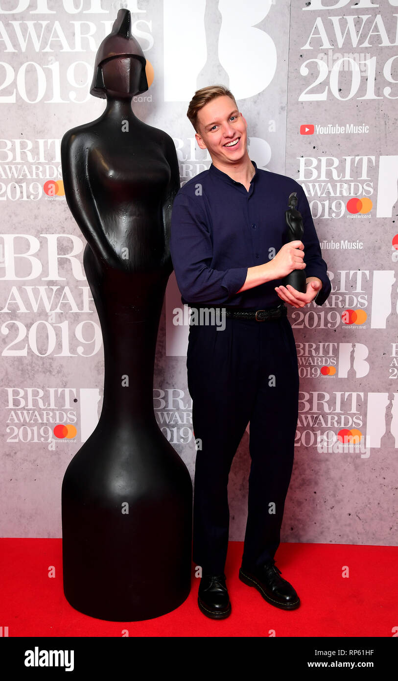 George Esdra con il suo maschio britannico migliore artista solista Brit Award in sala stampa a Brit Awards 2019 all'O2 Arena, Londra. Foto Stock