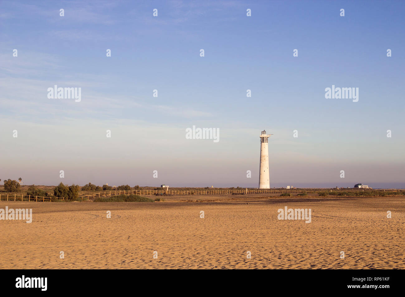 Matorral spiaggia e faro di Morro Jable Fuerteventura isole Canarie, Spagna Foto Stock