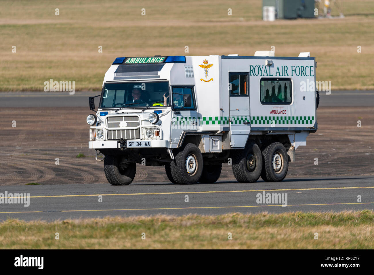 Royal Air Force ambulanza a RAF Marham. Pinzgauer Steyr-Puch tutti i terreni la trazione a sei ruote motrici 6WD Foto Stock