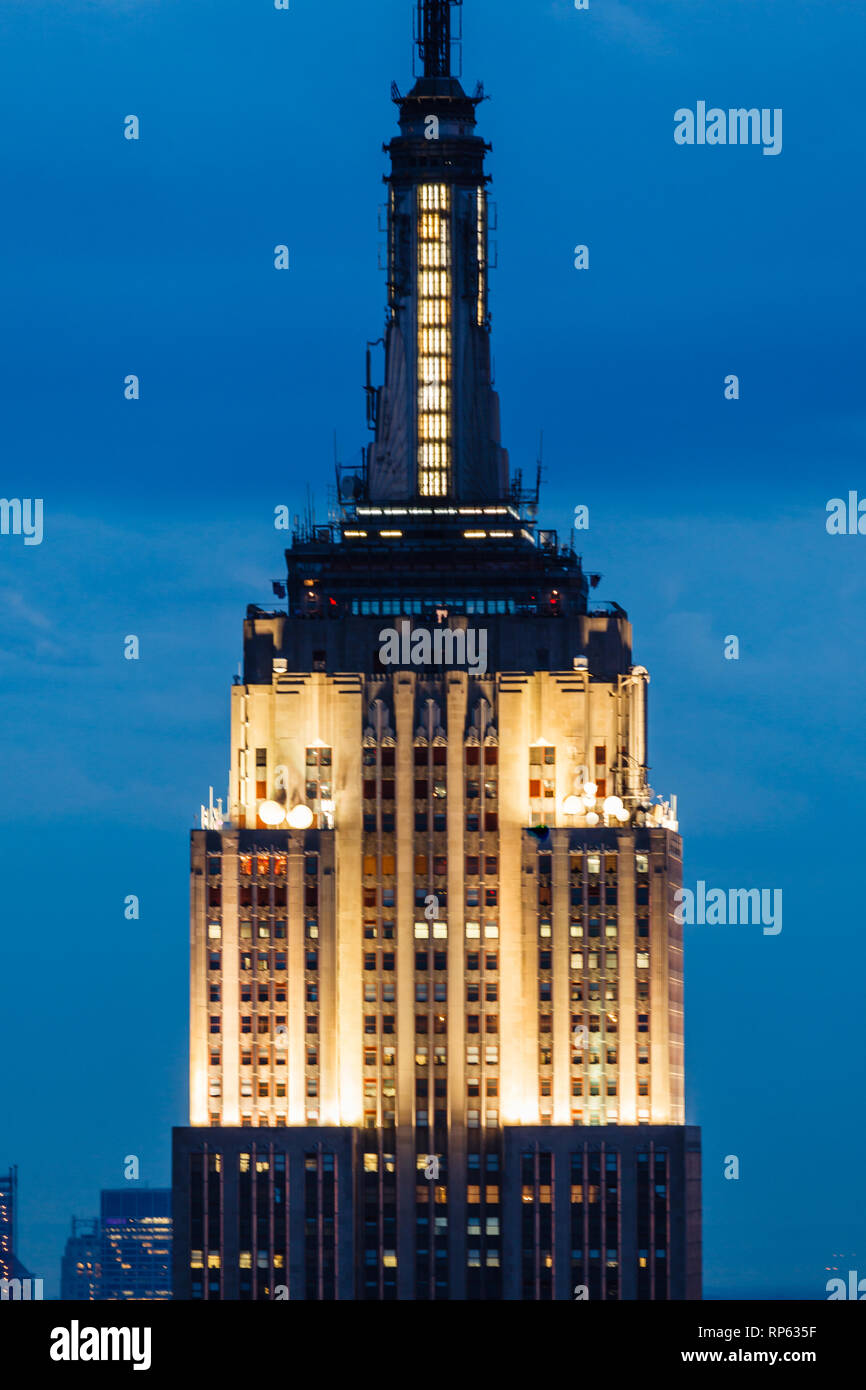 Simbolo iconico dell'edificio Top of Empire State Building, grattacielo illuminato al crepuscolo Foto Stock