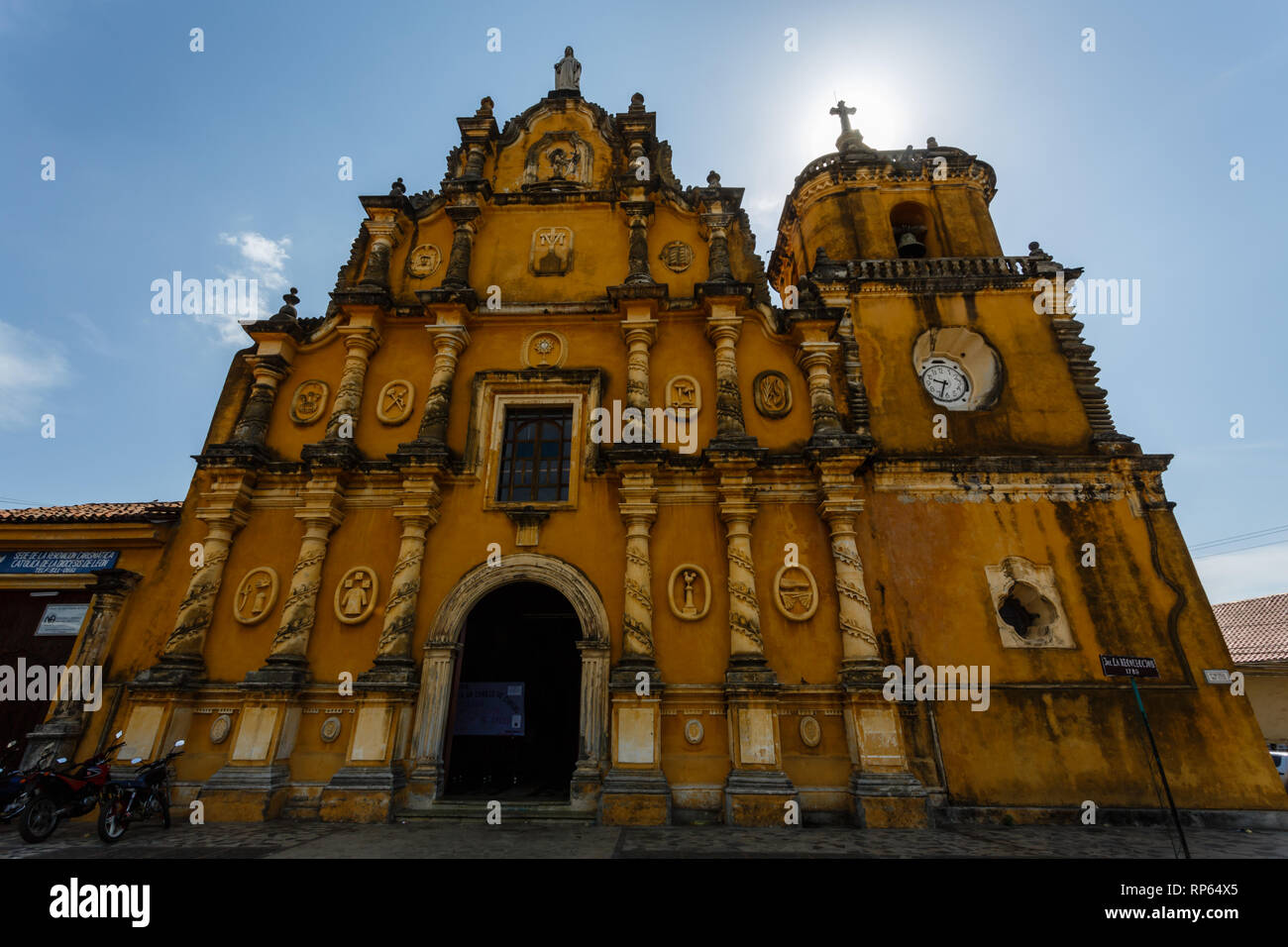Primo piano della facciata e campanile del coloniale spagnolo in stile missione nella cattedrale di Leon Nicaragua Foto Stock