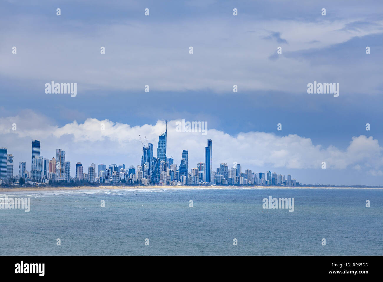 Gold Coast grattacieli dello skyline della città oltre oceano con spazio di copia Foto Stock