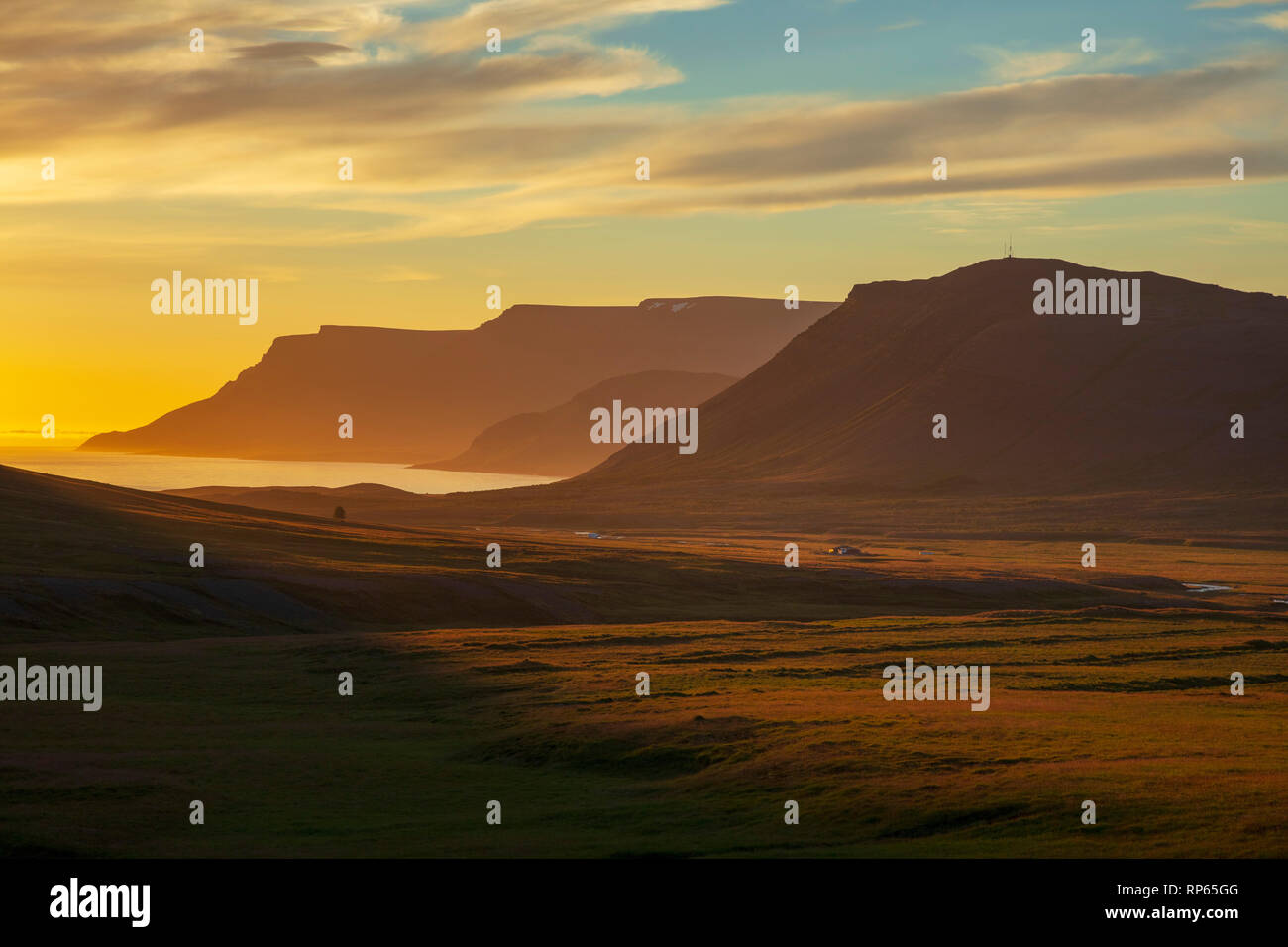 Mountain Sunset over Dyrafjordur fiordo, Westfjords, Islanda. Foto Stock