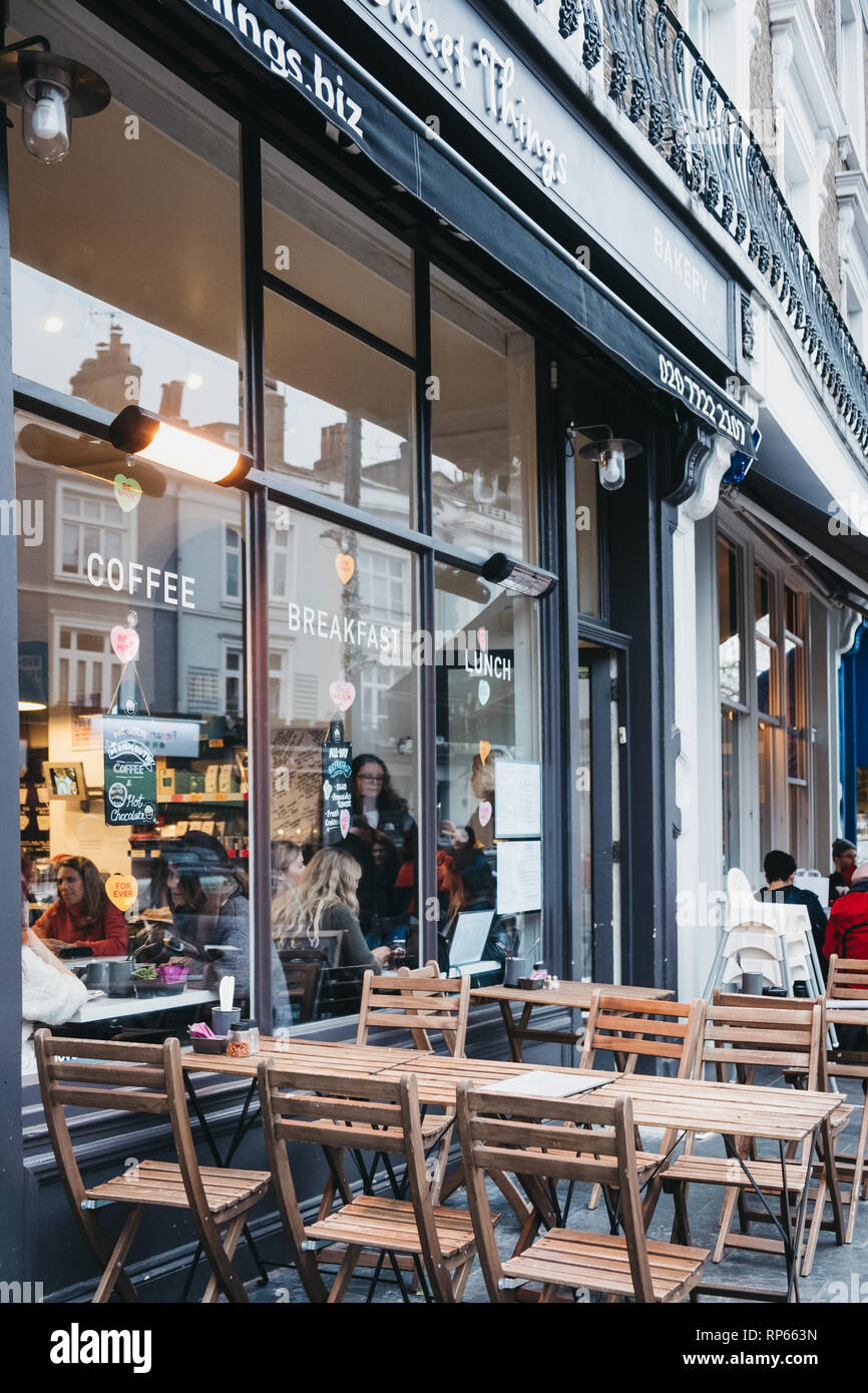 London, Regno Unito - 16 Febbraio 2019: le persone all'interno Sweet Things cafe di Primrose Hill, un elegante zona nord di Londra che ha preso il suo nome dal famoso Pr Foto Stock