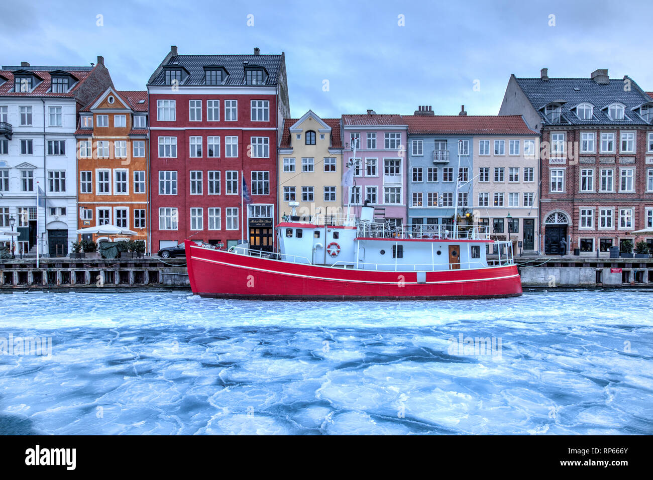 Congelati Nyhavn canal a Copenhagen, Danimarca Foto Stock