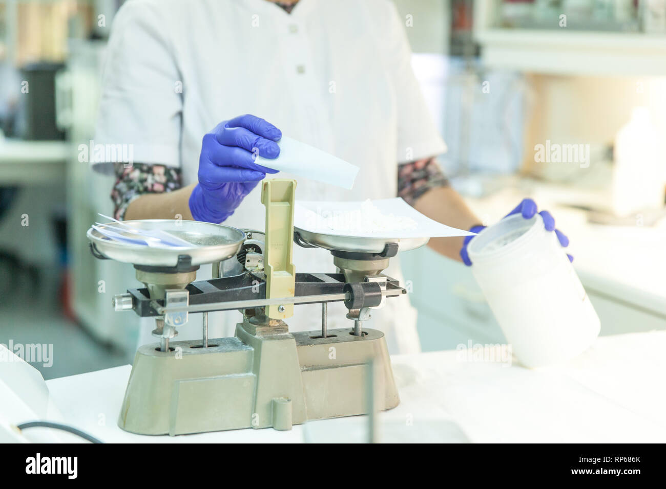 Femmina giovane farmacista che lavora in un laboratorio di chimica Foto Stock