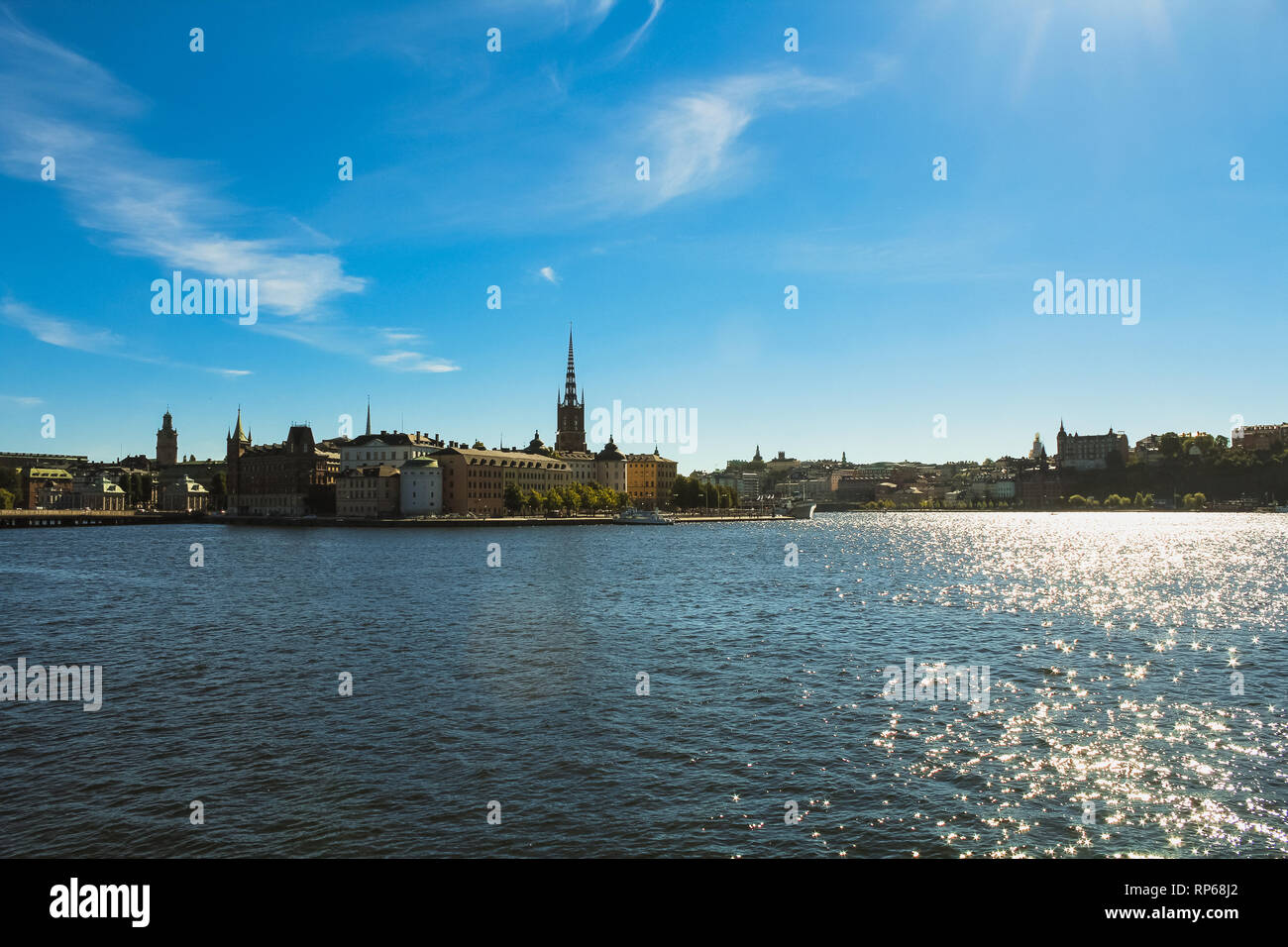 Vista sullo skyline di Stoccolma su Gamla Stan durante un blu perfetto giornata estiva con cielo chiaro come si vede da Stoccolma Stadshus (Stoccolma, Svezia, Europa) Foto Stock