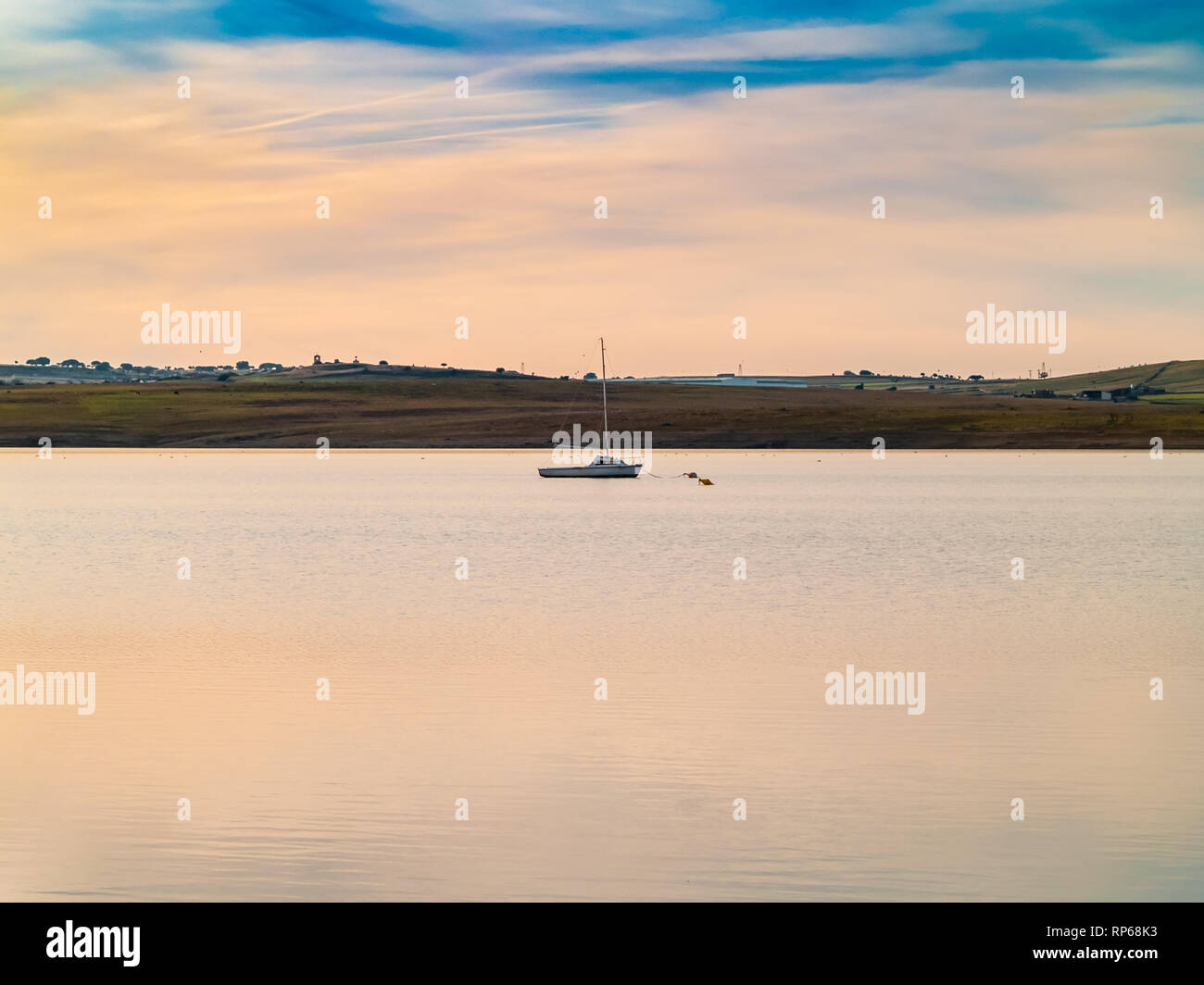 Barche sul lago al tramonto, ormeggiato con una boa e calma acqua nel serbatoio di La Maya (Salamanca) Foto Stock