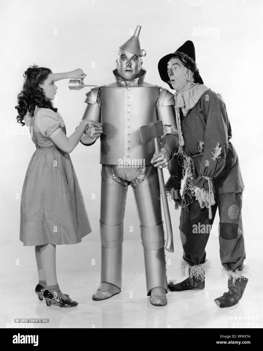 JUDY GARLAND nel ruolo di Dorothy JACK HALEY nel ruolo di Tin Man e RAY BOLGER nel ruolo di Spaventapasseri posero un ritratto nel MAGO DI OZ 1939 il regista VICTOR FLEMING dal libro di L. Frank Baum costumi Gilbert Adrian Metro Goldwyn Mayer (MGM) Foto Stock