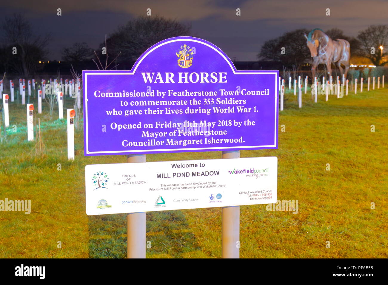 Scheda di informazioni al laminatoio Pond prato in Featherstone, che offre ai visitatori una breve storia del War Horse scultura che è stato installato presso il sito. Foto Stock