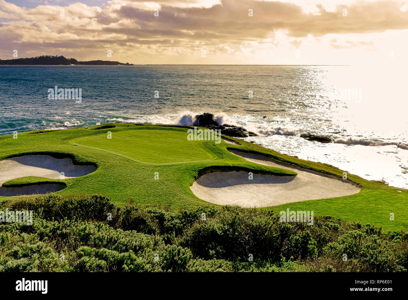 Xi Febbraio, 2019 Pebble Beach Golf Links, CA, Stati Uniti d'America la famosa in tutto il mondo par tre settimo foro al campo di golf di Pebble Beach presso l'AT&T Pebble Beach pro- Foto Stock