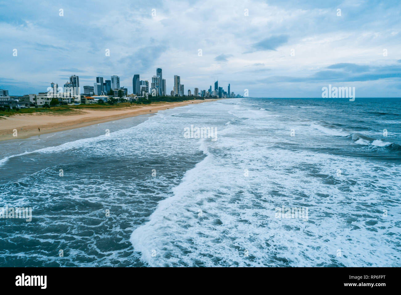 Vista aerea di Mermaid beach e la Gold Coast lo skyline della citta'. La Gold Coast, Queensland, Australia Foto Stock