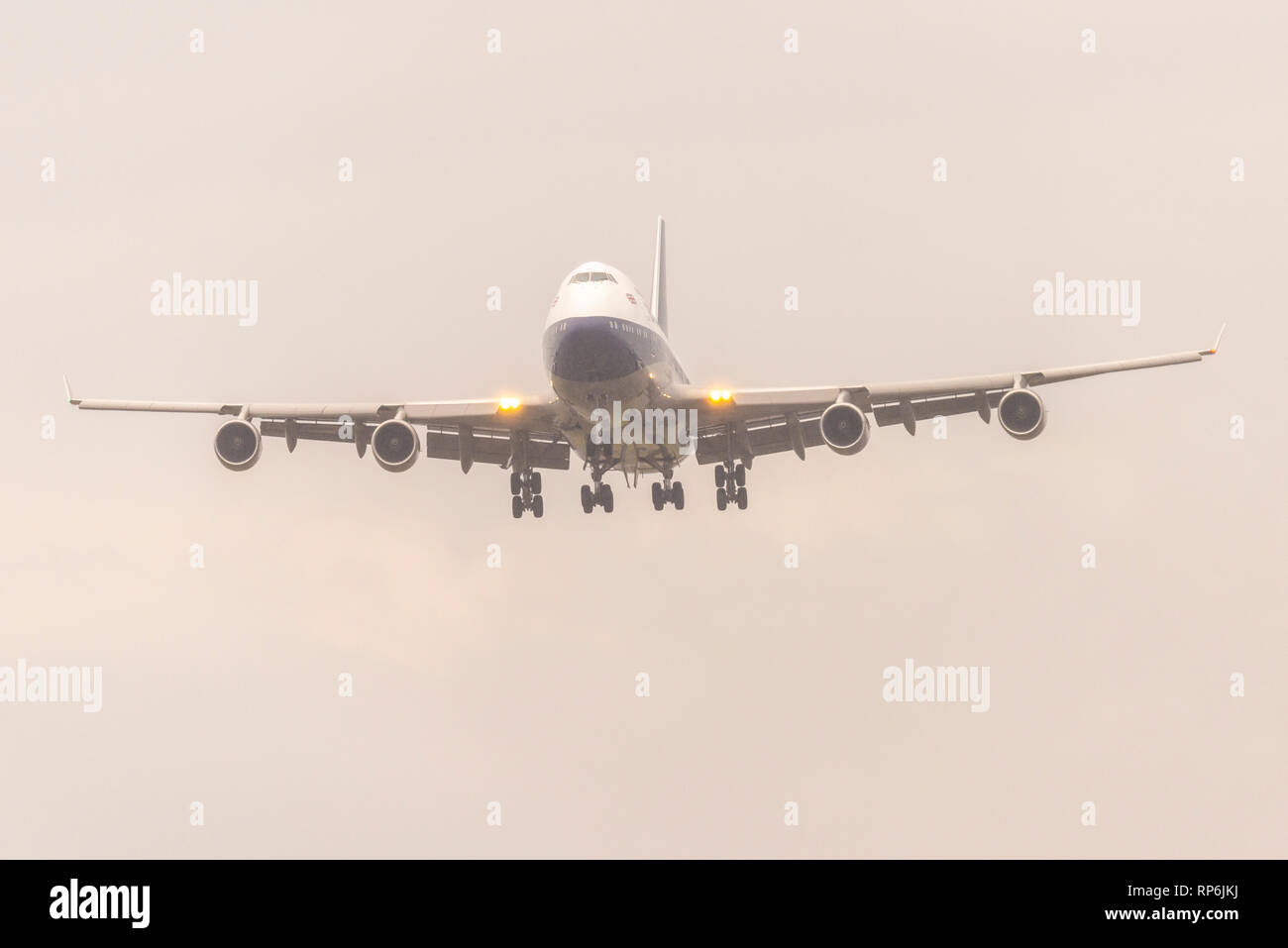 British Airways Boeing 747 jumbo getto G-BYGC in atterraggio a Heathrow in heavy rain aver volato da Dublino dove era stata dipinta in retrò colori BOAC Foto Stock