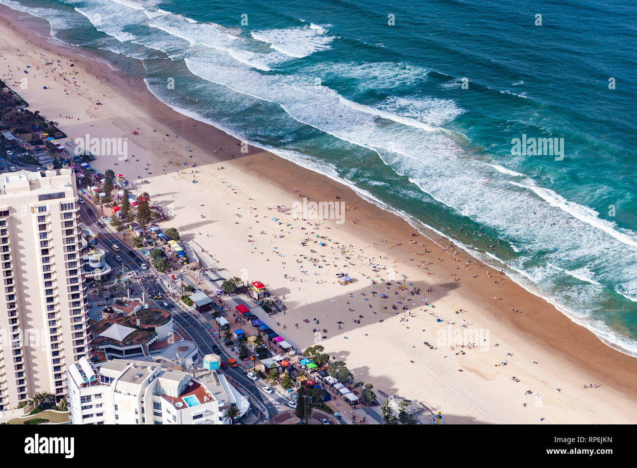 Vista aerea di persone a Surfers Paradise Ocean Beach nel Queensland, Australia Foto Stock